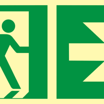 ZNAK EWAKUACYJNY – KIERUNEK DO WYJŚCIA EWAKUACYJNEGO – W PRAWO – AAE 107 CE PS